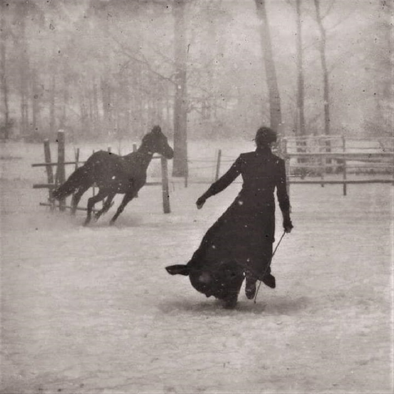 image : Félix Thiollier - Dame et son cheval un jour de neige, 1899