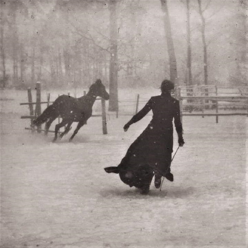 image : Félix Thiollier - Dame et son cheval un jour de neige, 1899