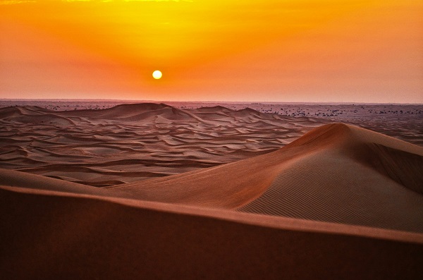 01 Air / Le Soleil est près de moi (Automator Remix) 02 Serge Gainsbourg / Sous le soleil exactement (Instrumental) 03 Bertrand Belin / La chaleur 04 Anne Sylvestre / Chaud le ventilateur 05 Khruangbin / Summer Madness 06 John Scott / The Desert (Wake In Fright aka Outback soundtrack) 07 The Dust Brothers / Searchin' 08 Elvis Presley / All I Needed Was The Rain 09 Ry Cooder / Cancion Mixteca 10 Massive Attack / Karmacoma (UNKLE Situation Mix / Instrumental) 11 Roy Redmond / Good Day Sunshine 12 Ray Charles / In the Heat of the Night (In the Heat of the Night soundtrack) 13 The Prunes / Cantona Style 14 Mansfield.TYA / Logic coco 15 The Specials / Too Hot 16 Jeanne Cherhal / Canicule