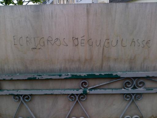 Ecrit gros dégueulasse