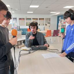 Collège La Roche aux Fées de Retiers - Classe de 5e Morgane - Projet artistique "Float()"